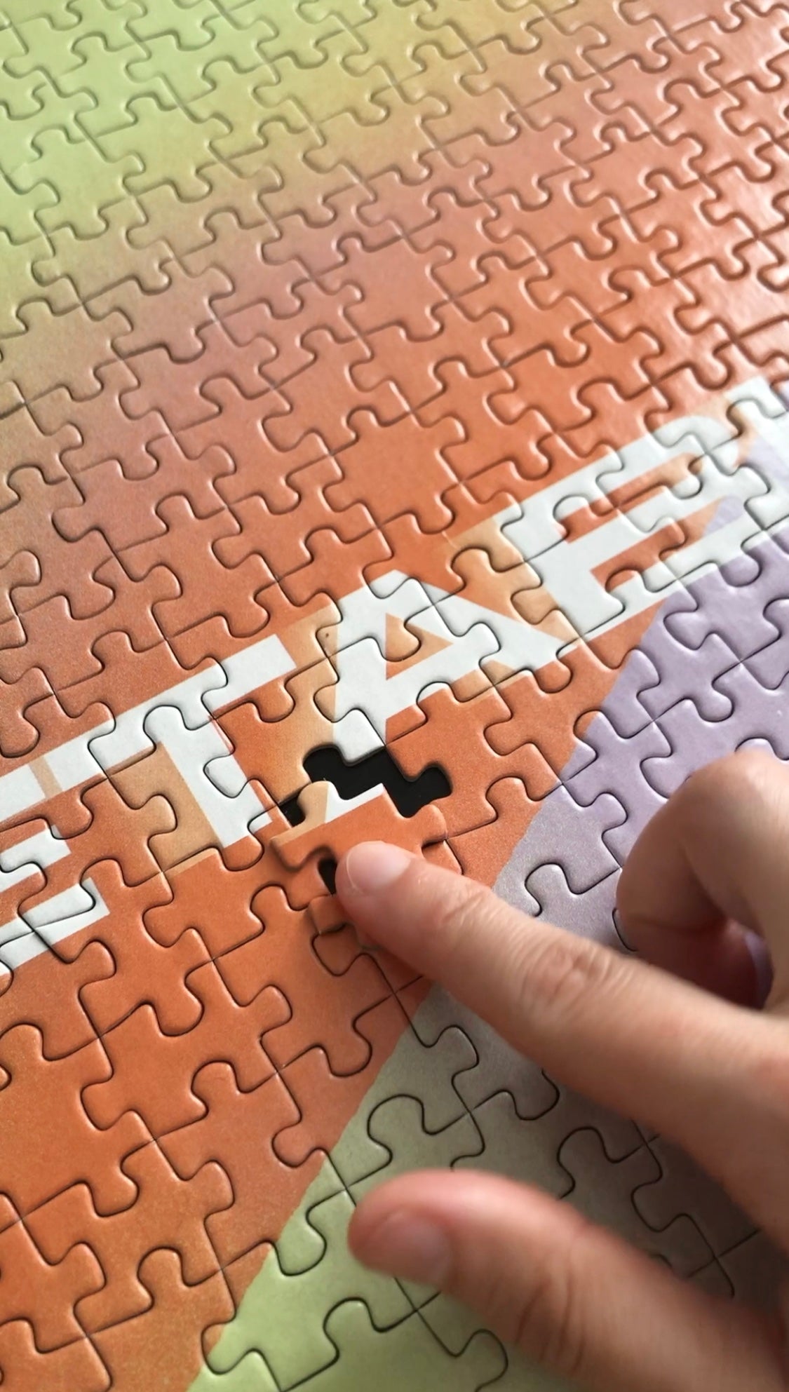 puzzle 1000 pièce poser la dernière pièce poser une pièce de puzzle 1000 pièces pour adulte